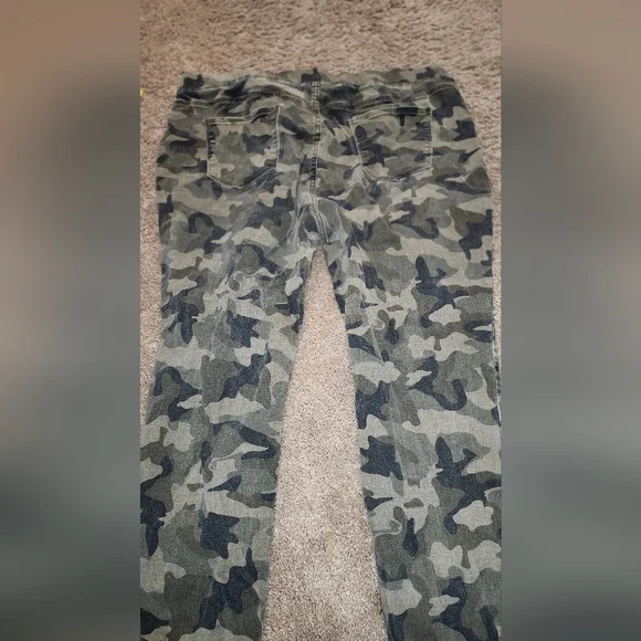 Plus Size Cama Jeans - Picture 4 of 4